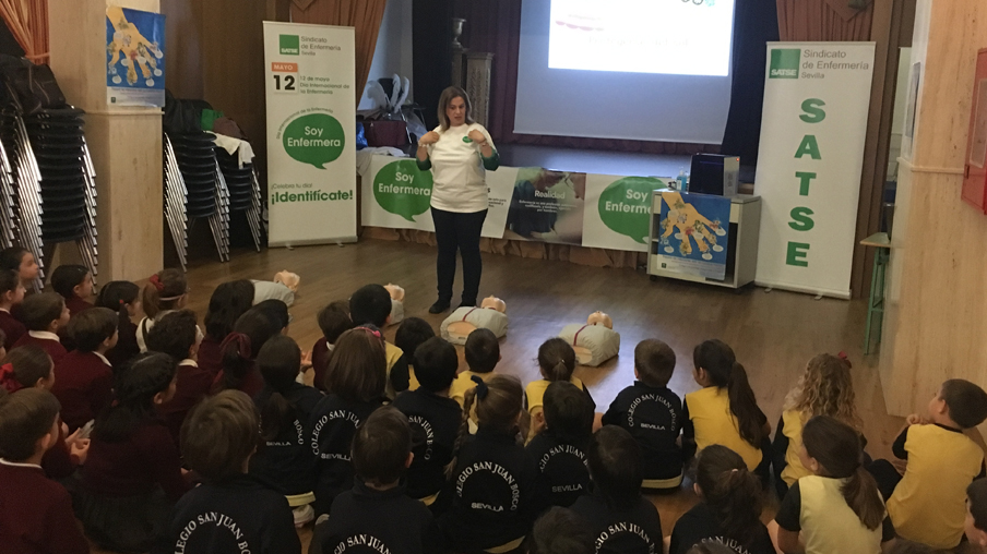 Una enfermera realiza una charla en un colegio